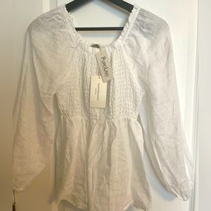 White smock top, never worn. Great condition. Tags on.
